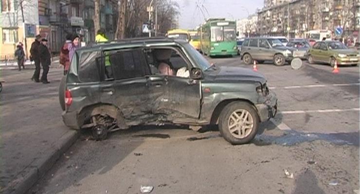 В Киеве Hyundai ударил в бок Mitsubishi