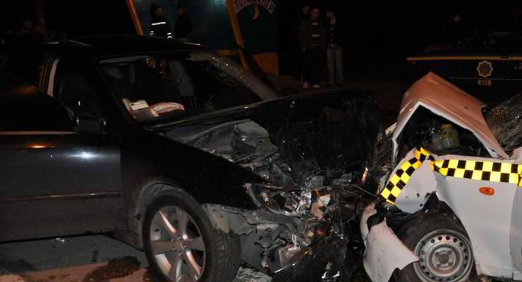 В Керчи Subaru лоб в лоб врезался в такси - погиб человек