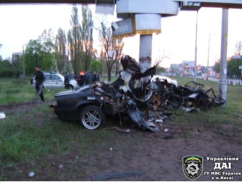 В Киеве BMW разорвало о столб – трое погибших / udai.kiev.uaudai.kiev.ua