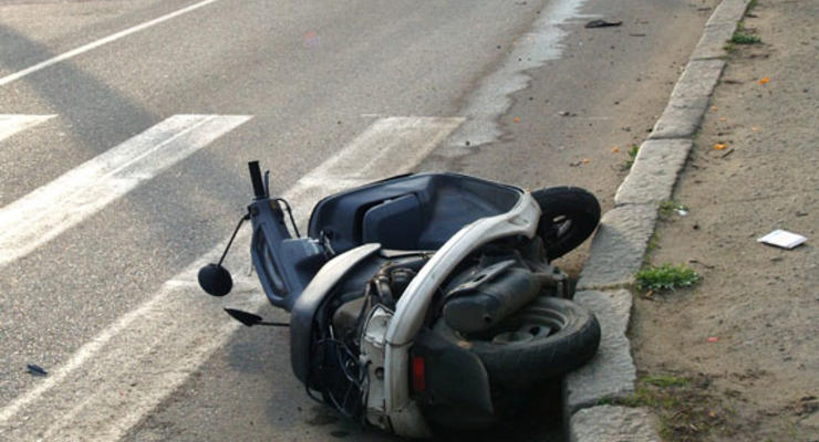 Водитель ВАЗа сбил скутер и бросил двух людей умирать в кювете