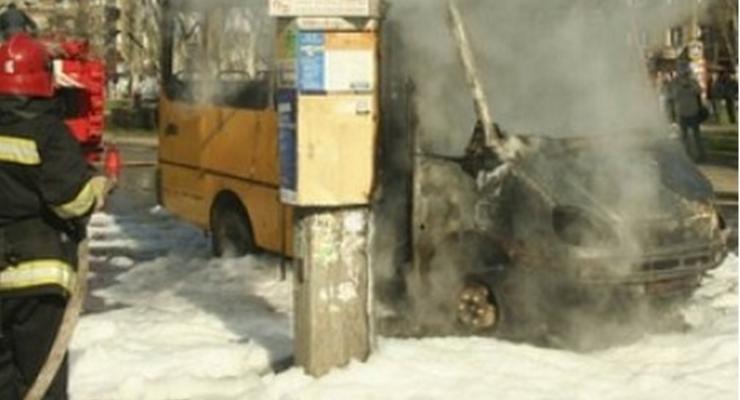 Утром в центре Николаева сгорела маршрутка