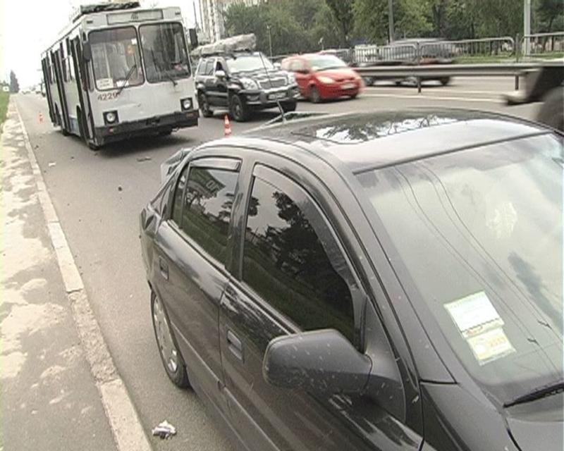 В Киеве троллейбус «догнал» Opel и травмировал водителя / magnolia-tv.com