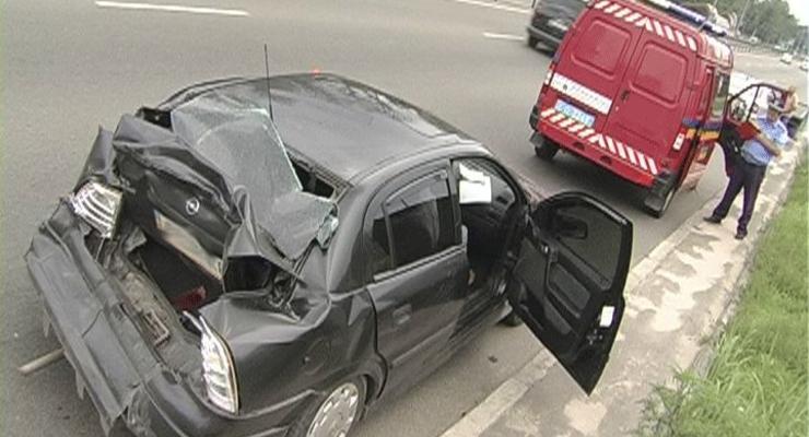В Киеве троллейбус «догнал» Opel и травмировал водителя