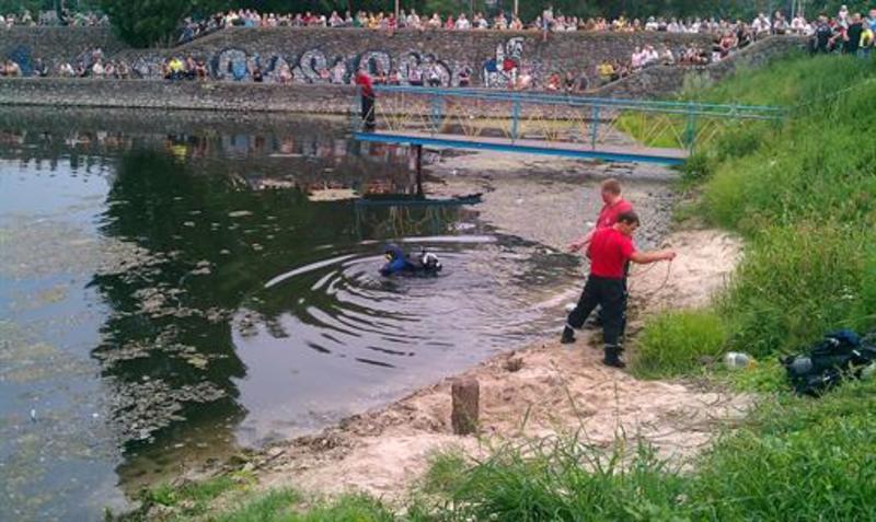 В Киеве женщина перепутала педали и утопила машину в озере / kp.ua