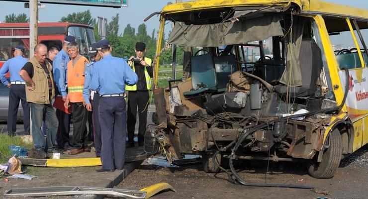 В Киеве фура столкнулась с маршруткой, погиб водитель