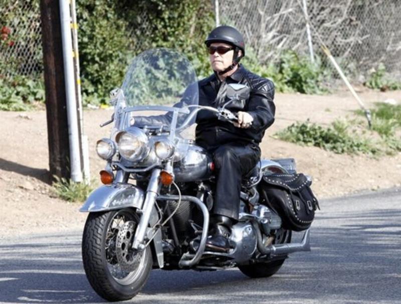 Бородатый Шварценеггер купил мотоцикл с коляской / automotto.com