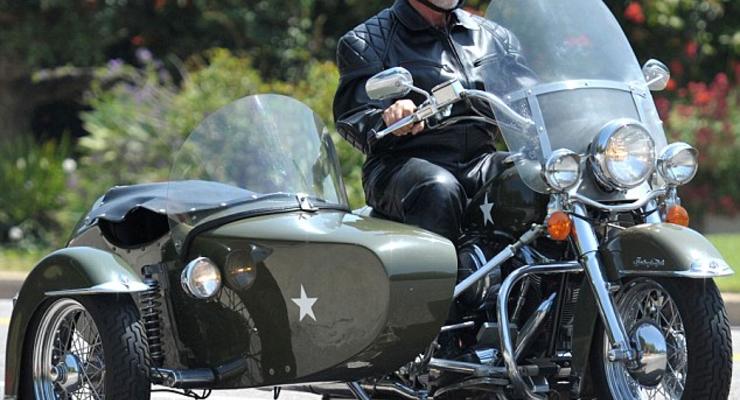 Бородатый Шварценеггер купил мотоцикл с коляской