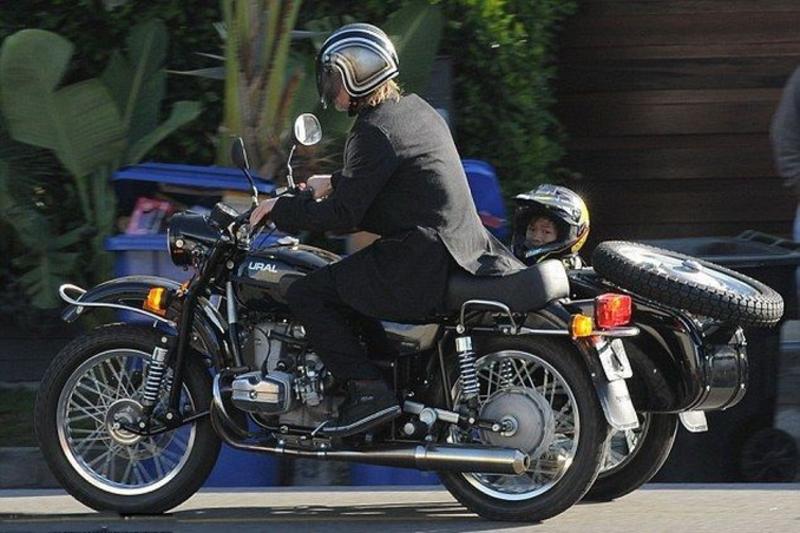 Бородатый Шварценеггер купил мотоцикл с коляской / celebritycars.tv