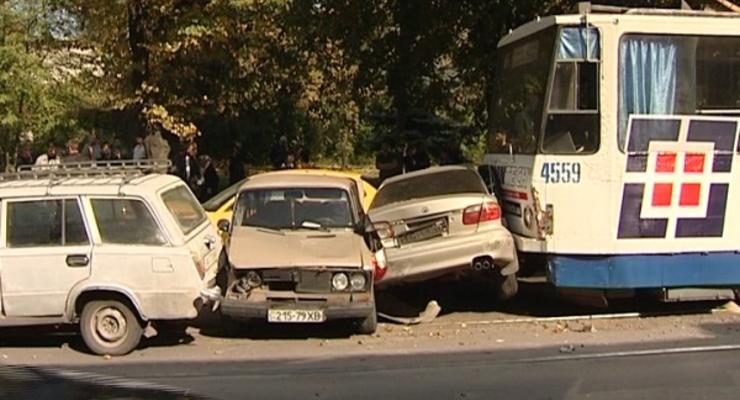 В Харькове трамвай столкнул двенадцать автомобилей