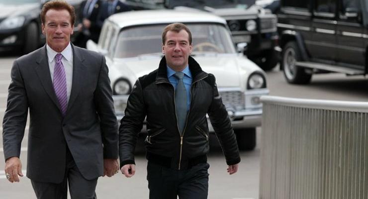 Медведев прокатил Шварценеггера на Чайке