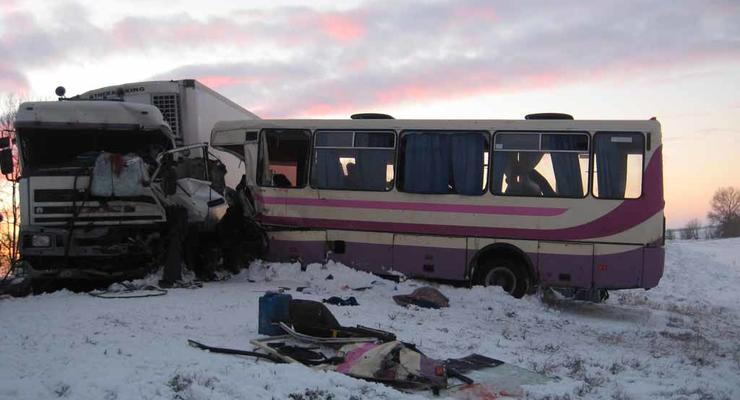 В Полтавской области грузовик врезался в автобус