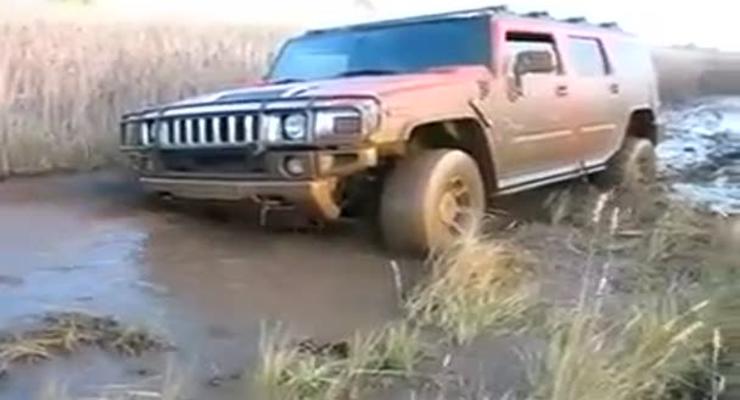 УАЗ Патриот и Hummer копаются в грязи