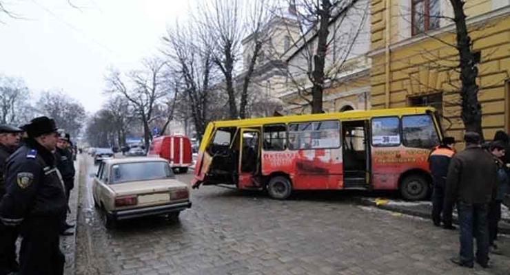 Во Львове трамвай врезался в автобус