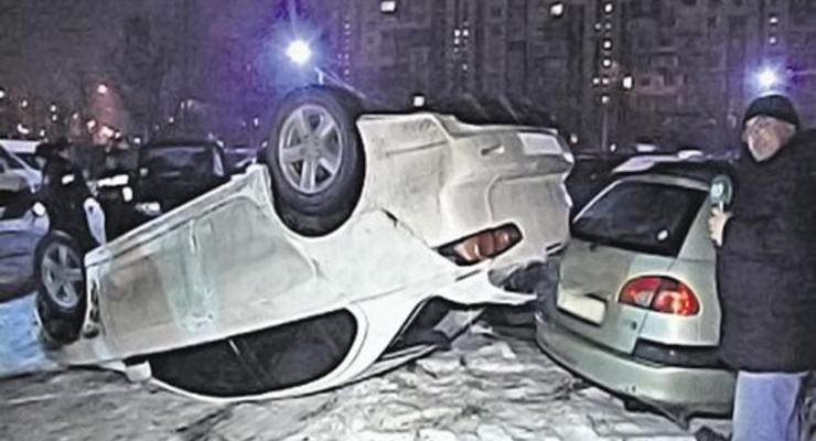 В Киеве машина вылетела с дороги и перевернулась
