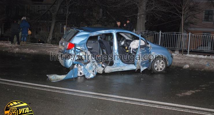 В Киеве машина влетела в столб – двое погибших