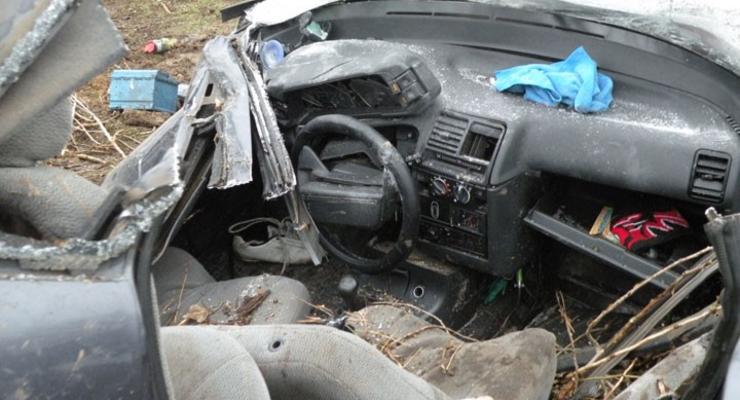 ВАЗ врезался в дерево – водитель погиб, пассажир в больнице