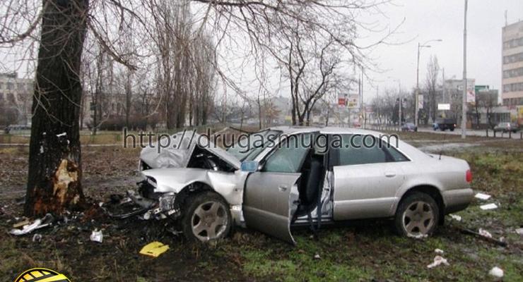 В Киеве угнанный автомобиль врезался в дерево