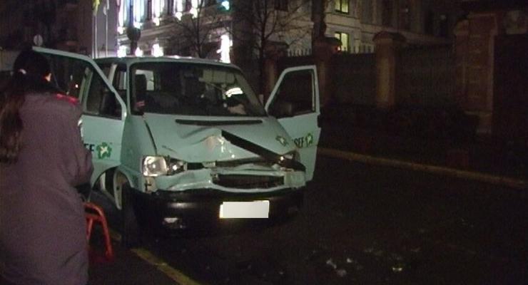 В Киеве водитель расстрелял автомобиль и ранил человека
