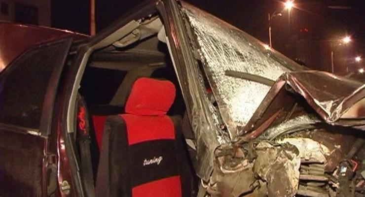 В Киеве Peugeot разбился об столб – трое в больнице