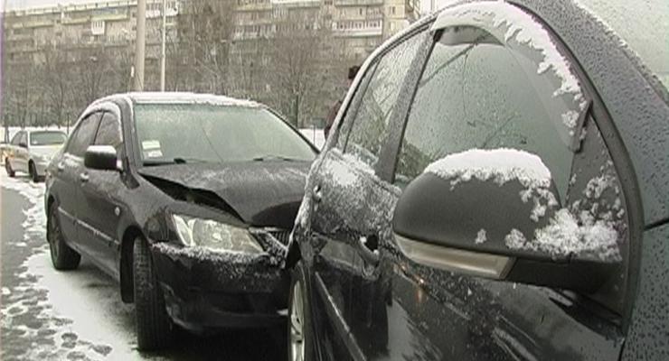 В Киеве из-за гололеда столкнулись девять машин