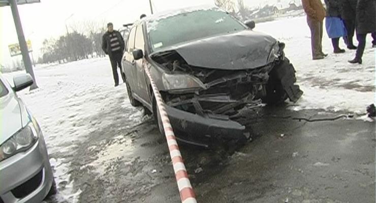 В Киеве девушка на Mitsubishi сбила двоих на остановке