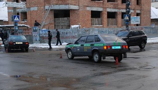 Милиционер сбил девушку на автобусной остановке