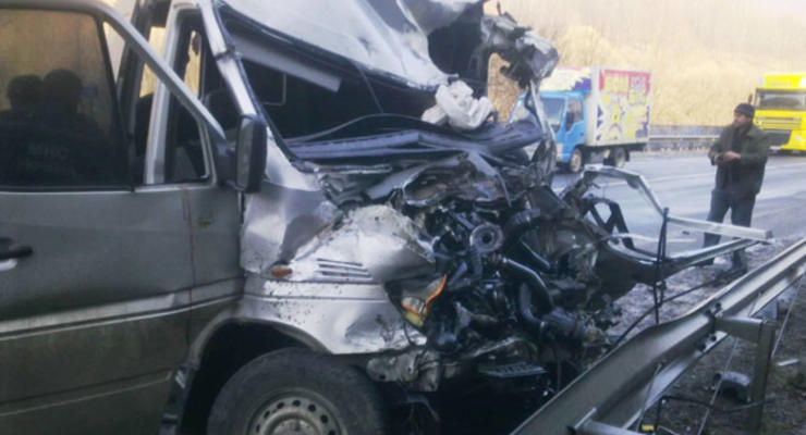Микроавтобус столкнулся с грузовиком – погиб водитель