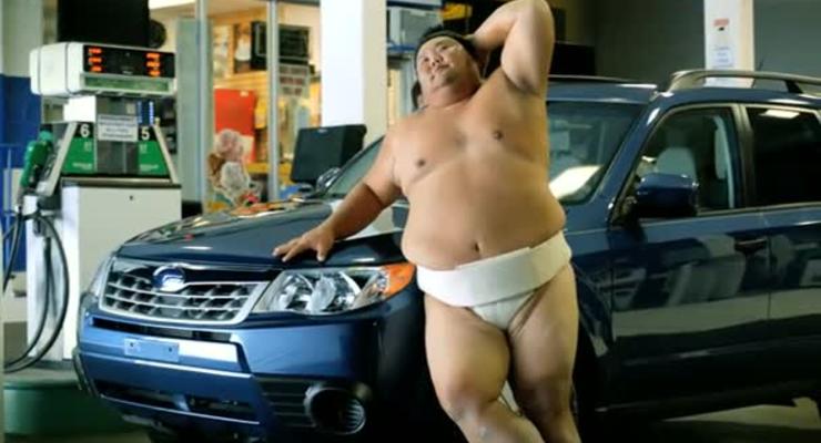 Японские секс-машины – суровые сумоисты позируют для Subaru