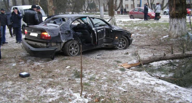 BMW врезался в дерево – пассажирке оторвало руку