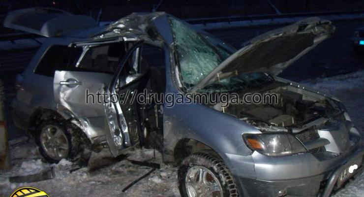 В Киеве Mitsubishi врезался в столб – погибла пассажирка