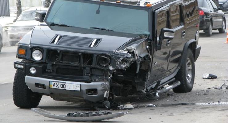 В Харькове 20-летний парень на Hummer протаранил Mazda