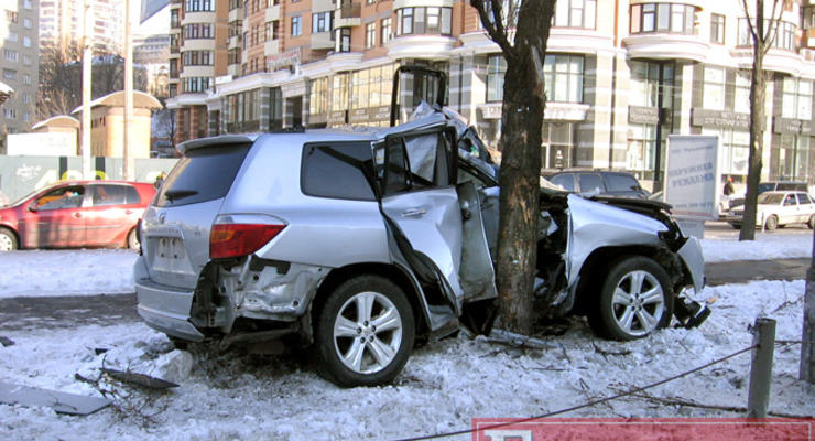 На бульваре Леси Украинки разбилась Toyota