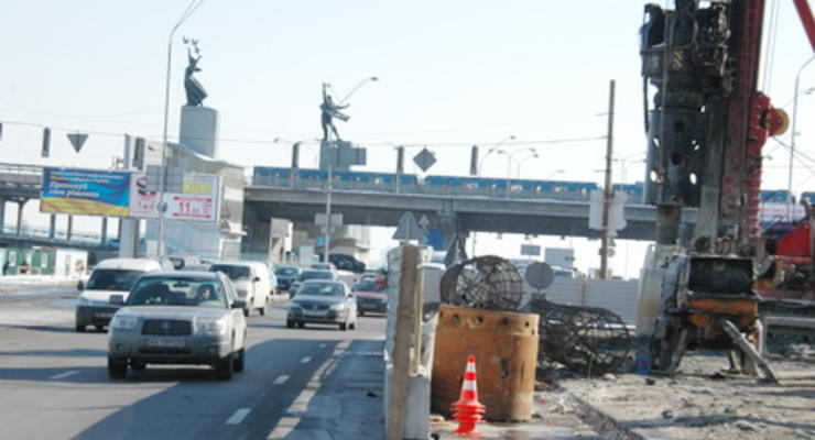 В Киеве начали строить развязку у моста Метро
