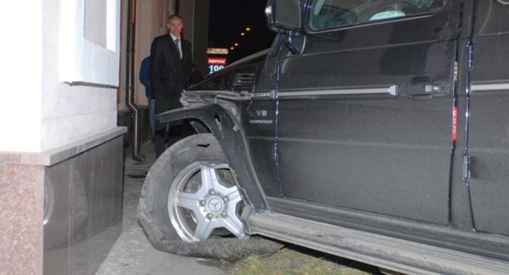 В Киеве Mercedes протаранил легковушку – двое погибших