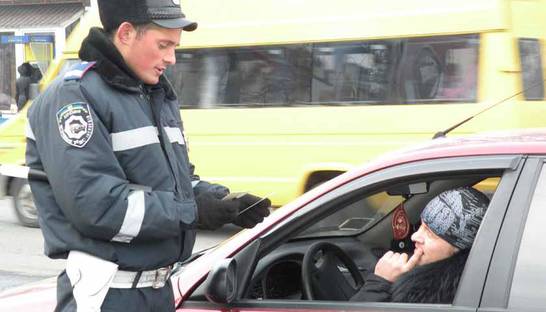 Водитель обматерил гаишников и попытался сбежать