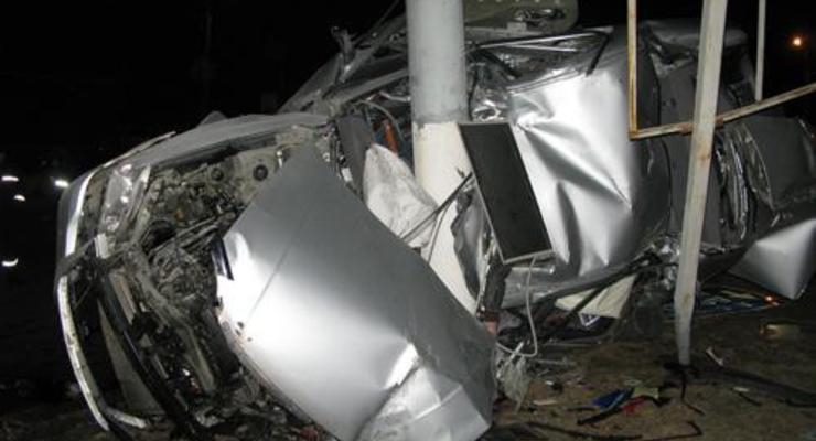 В Луганске Toyota врезалась в столб – двое погибших