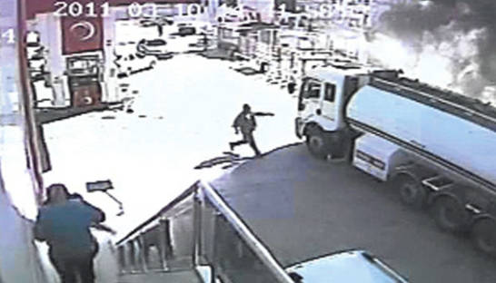 Водитель увез пылающий бензовоз с заправки