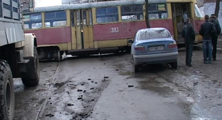В Харькове трамвай сошел с рельс и стал поперек улицы