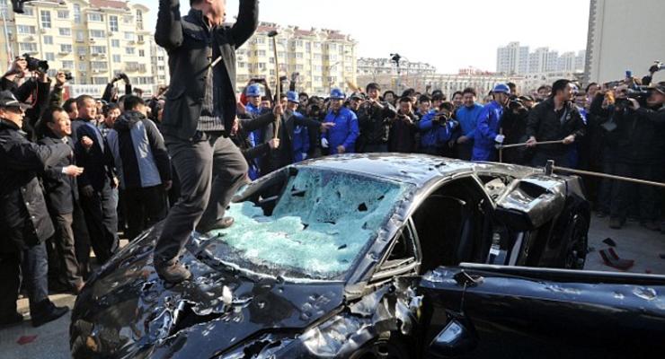 Китайцы разбили кувалдами новый Lamborghini