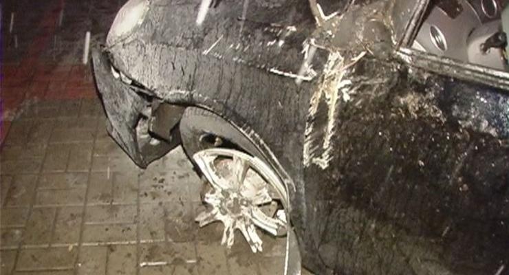 В Киеве Geely выбил бордюр, перевернулся и сломал дерево
