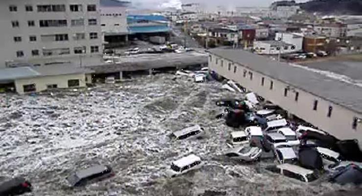 Машины плывут по улицам японского города