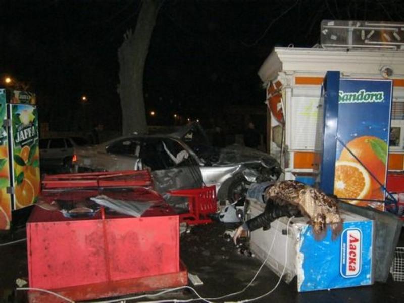 Пьяный на BMW врезался в киоск – погиб пассажир / most-odessa.info
