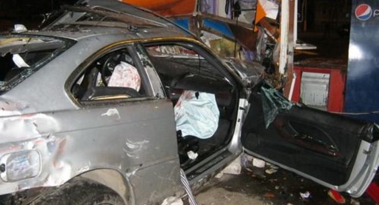 Пьяный на BMW врезался в киоск – погиб пассажир