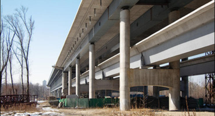 Азаров пообещал открыть Подольский мост в 2012 году