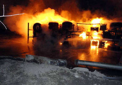 В России опрокинулся бензовоз и спалил десятки машин
