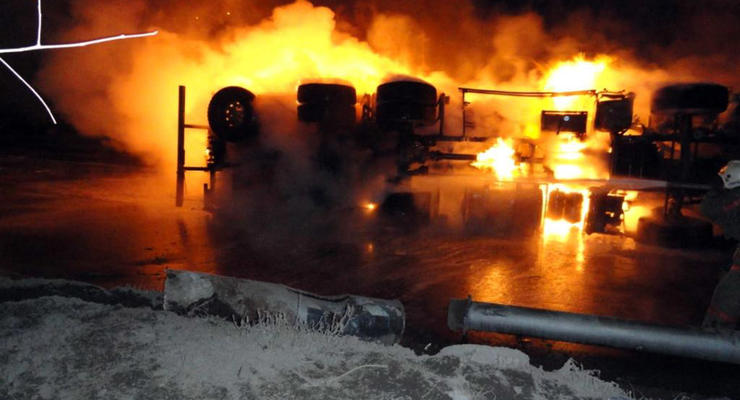 В России опрокинулся бензовоз и спалил десятки машин