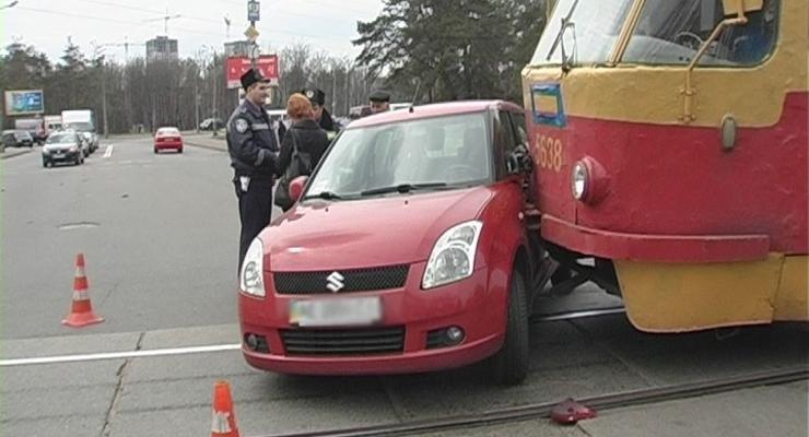 В Киеве трамвай протаранил Suzuki