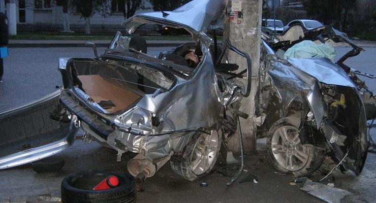 В Севастополе Mitsubishi от удара о столб разлетелся на куски