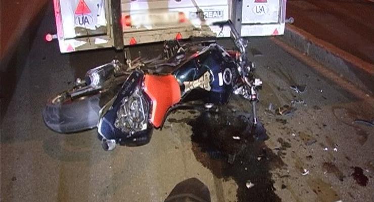 В Киеве мотоциклист врезался в грузовик