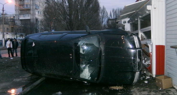 В Донецке машина перевернулась и влетела в киоск c продавщицей